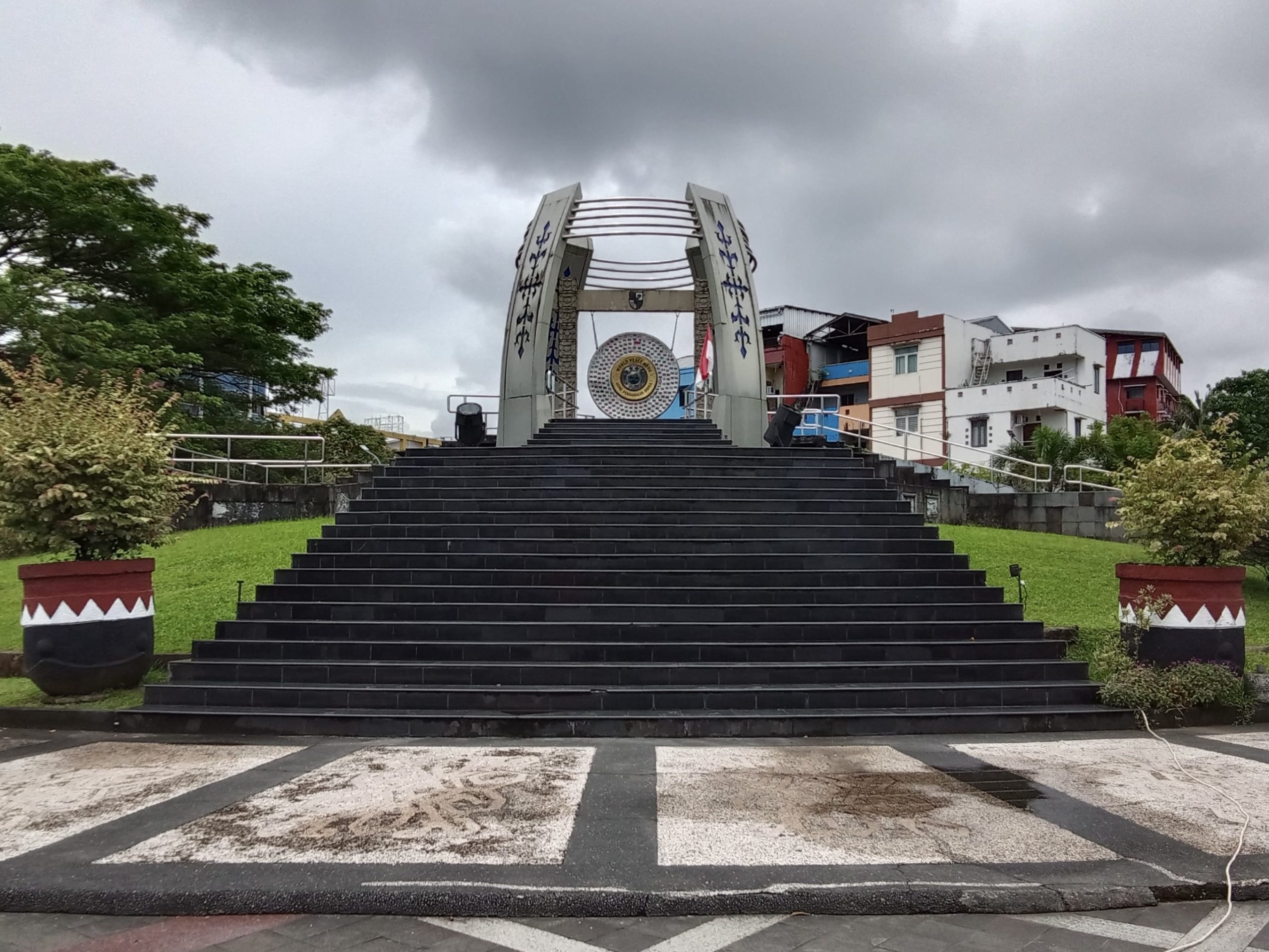 Terletak di Depan Bagian Belakang Lapang Merdeka Kota Ambon